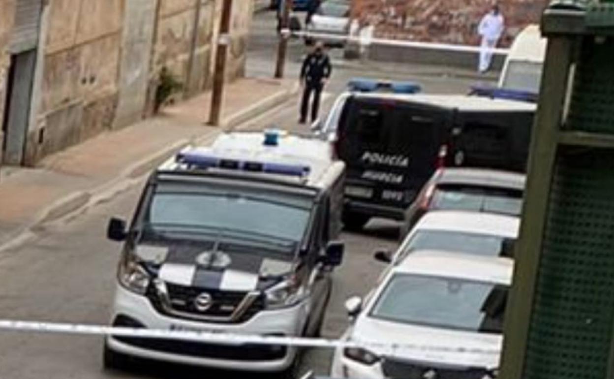 Un agente, junto a la casa ocupada, en la calle San Fermín de Espinardo.