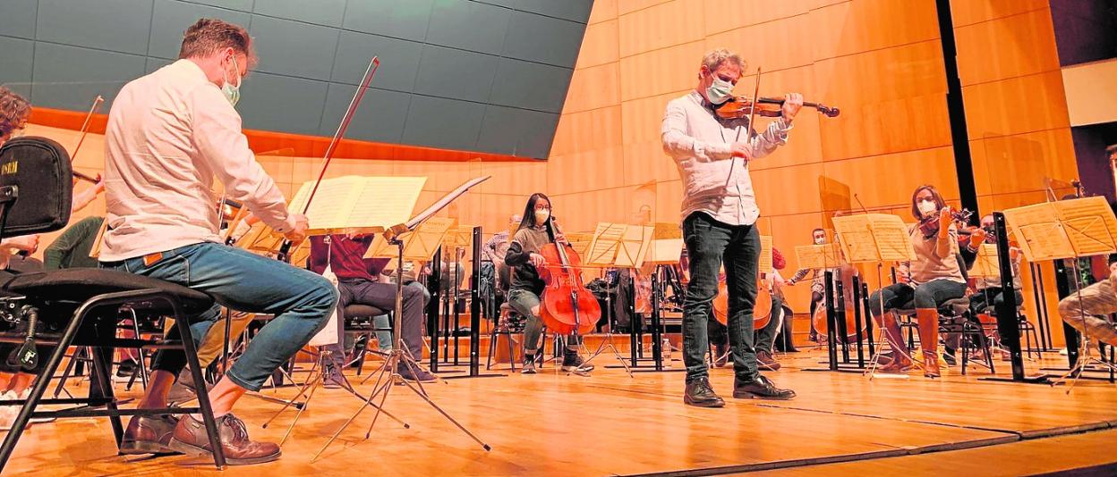David Grimal, ayer, en el escenario del Auditorio Víctor Villegas, durante un ensayo con la Orquesta Sinfónica de la Región de Murcia. 