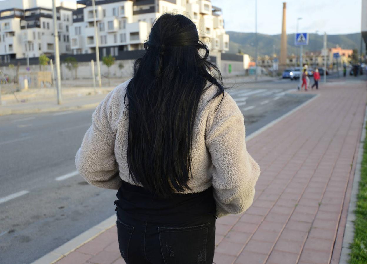 La joven, ayer, en la avenida por donde la persiguieron. 