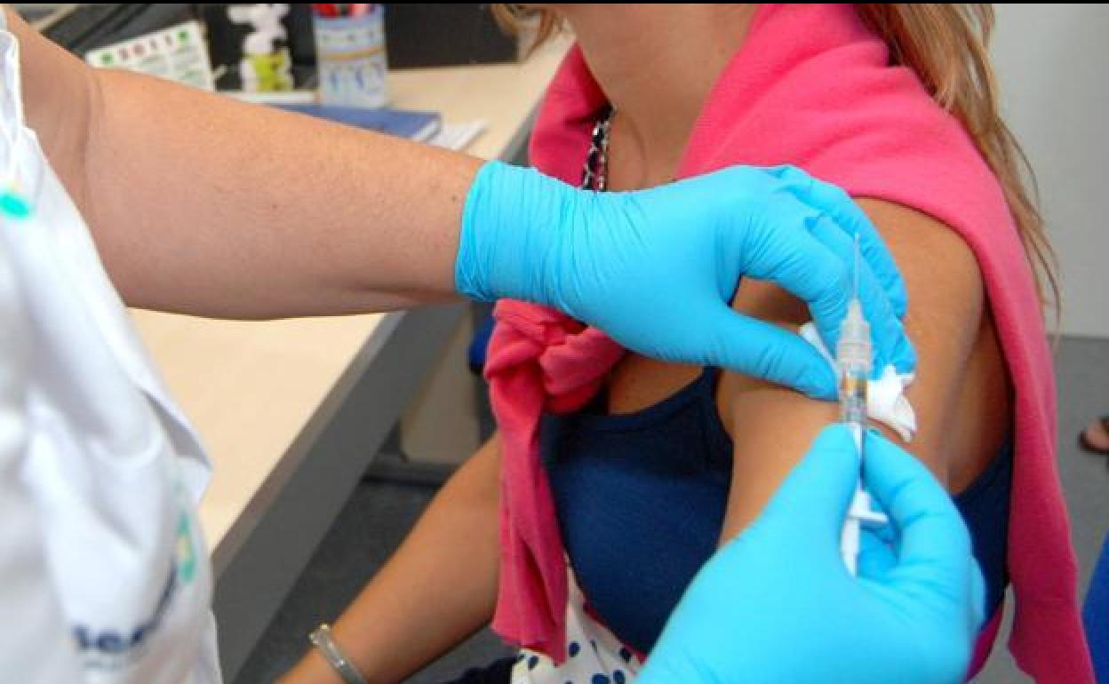 Una mujer es vacunada contra el coronavirus.