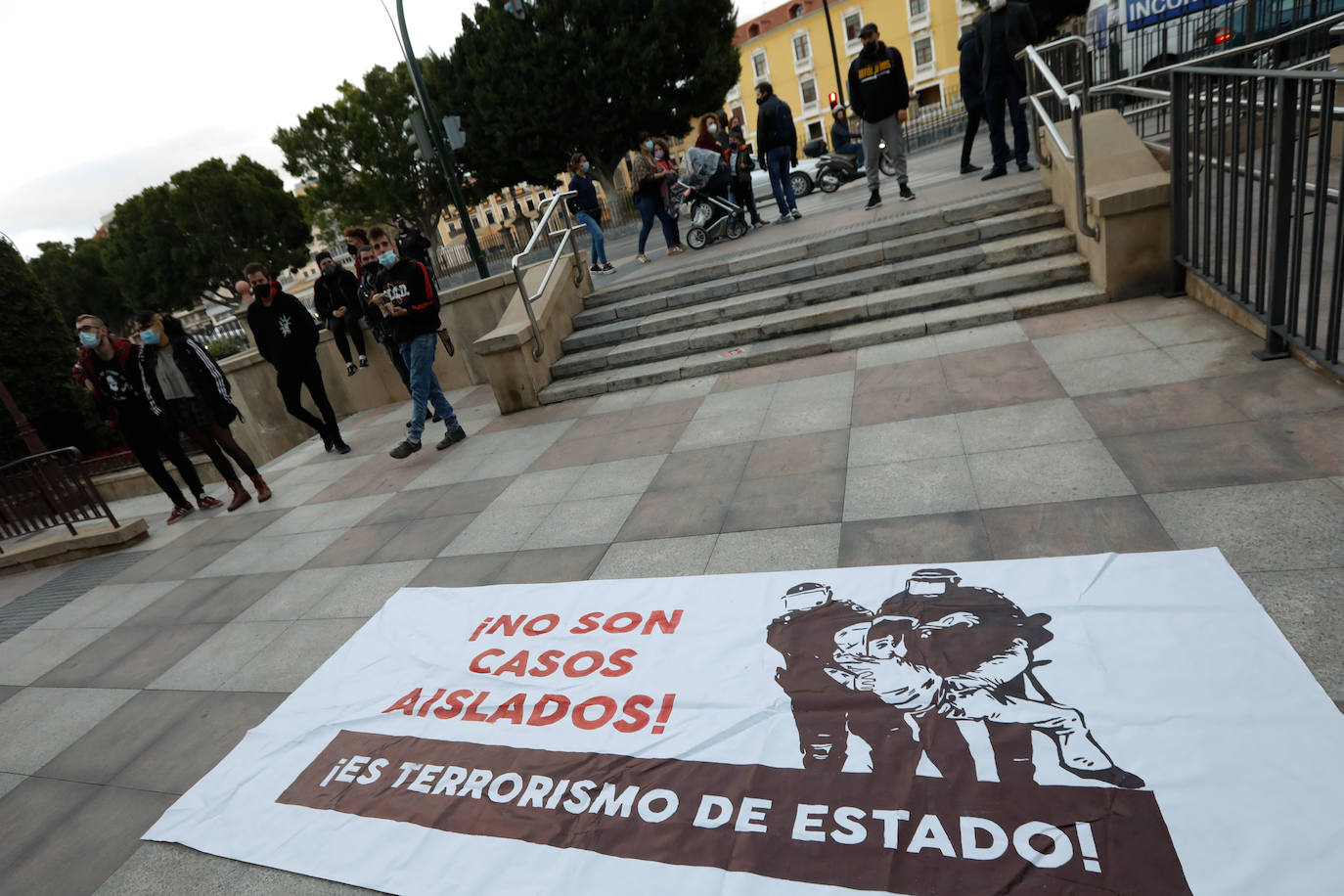 Fotos: Concentración «contra la violencia y la brutalidad policial» en Murcia