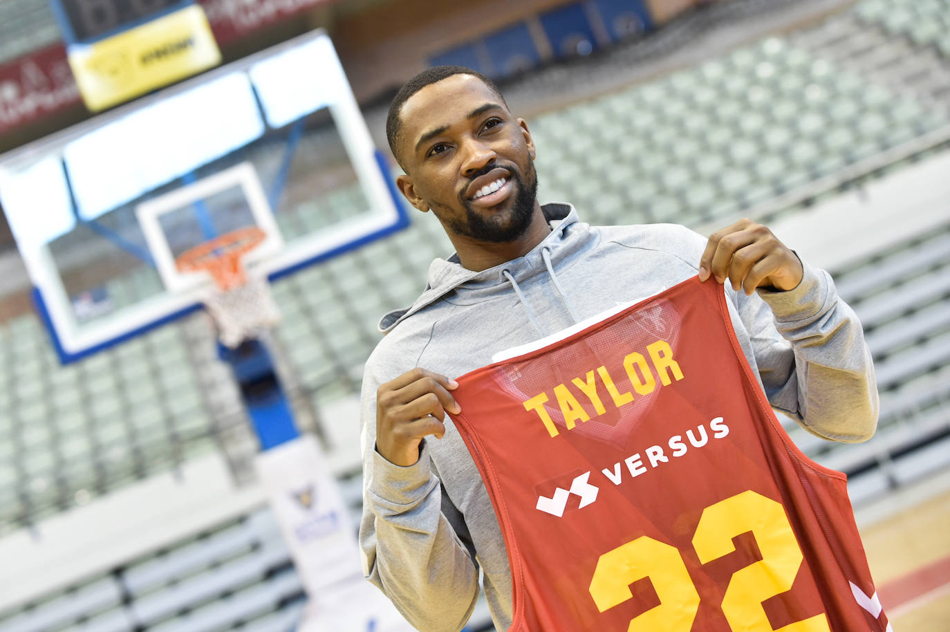 Fotos: El UCAM CB presenta a Isaiah Taylor como nuevo jugador este jueves