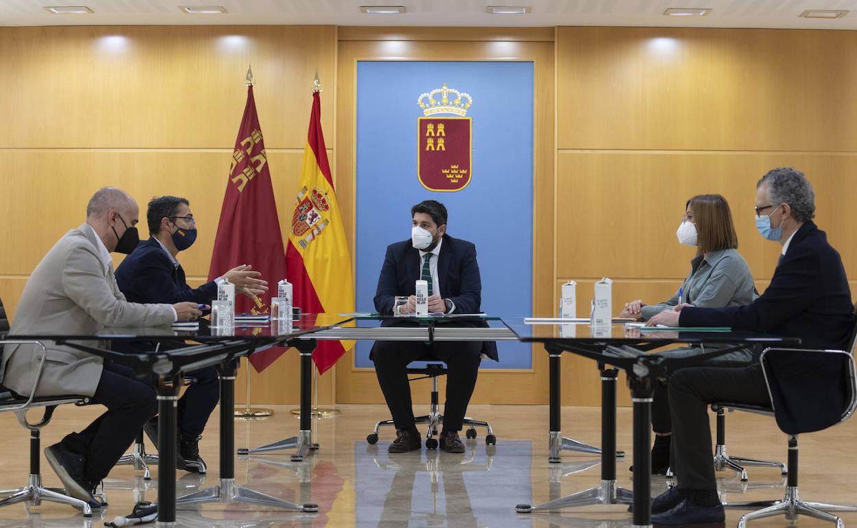 Reunión de Fernando López Miras con el presidente de la Federación Española de Enfermedades Raras (Feder), Juan Carrión, con motivo del Día Mundial las Enfermedades Raras.