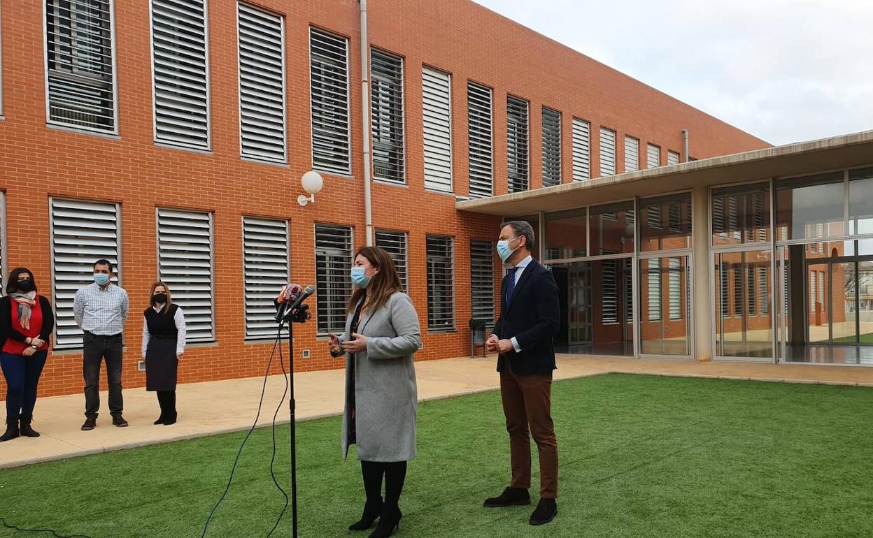 La consejera de Educación y Cultura, Esperanza Moreno, junto al alcalde de Yecla, Marcos Ortuño, en la presentación del nuevo Bachillerato en el IES Felipe VI.