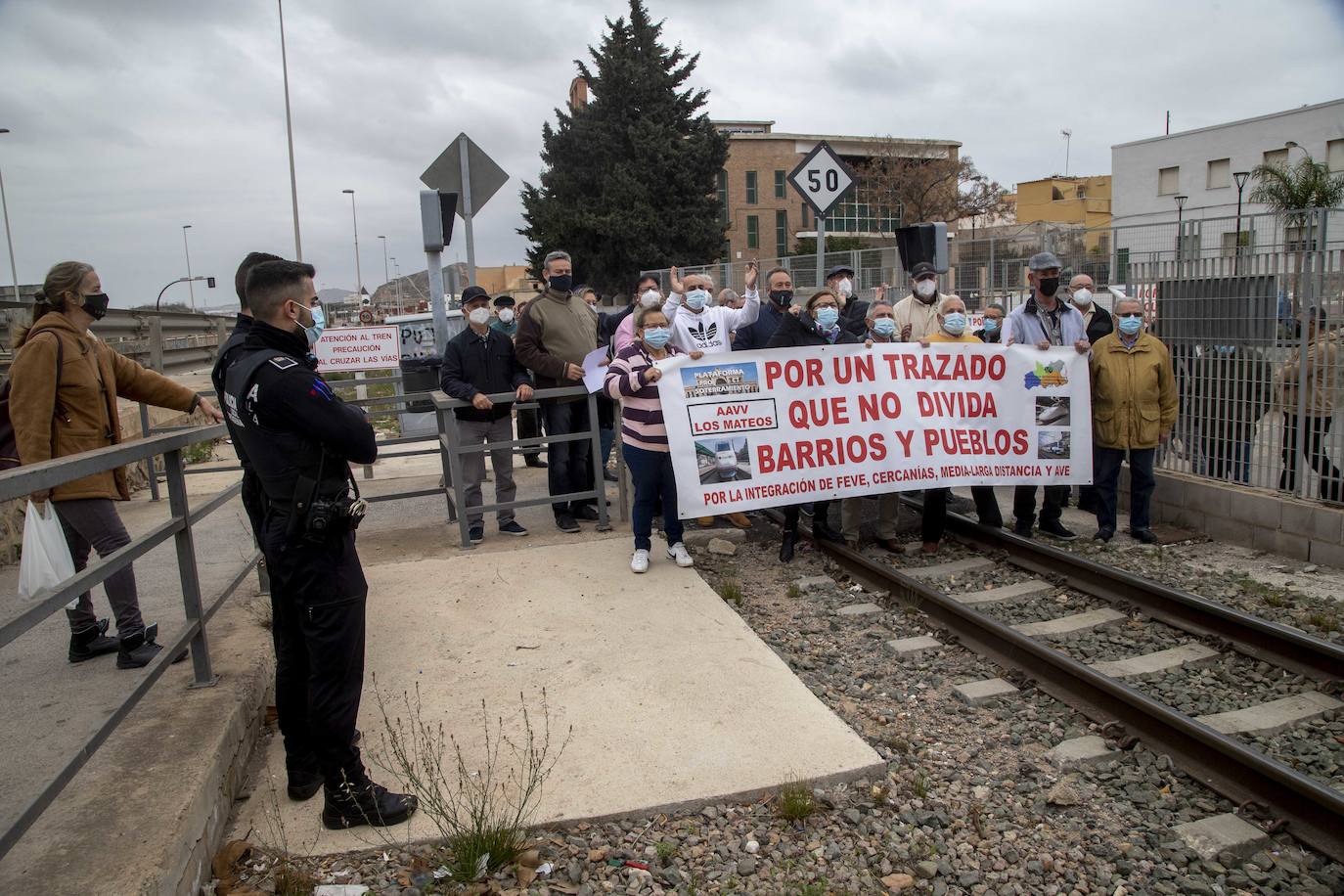 Fotos: Representantes vecinales se concentran en el paso a nivel de Los Mateos para exigir su eliminación