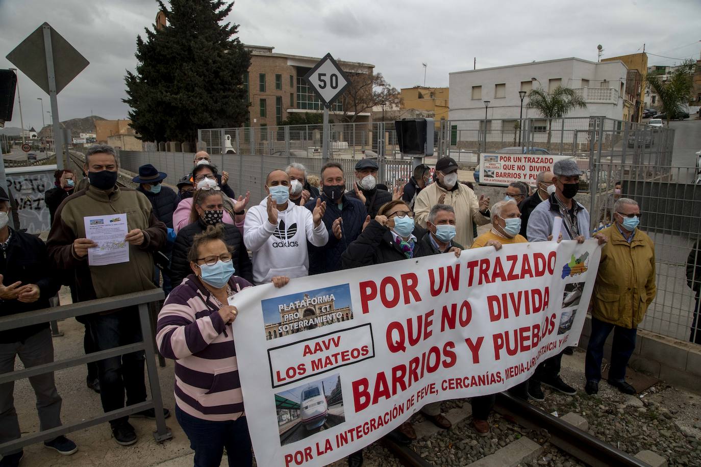 Fotos: Representantes vecinales se concentran en el paso a nivel de Los Mateos para exigir su eliminación