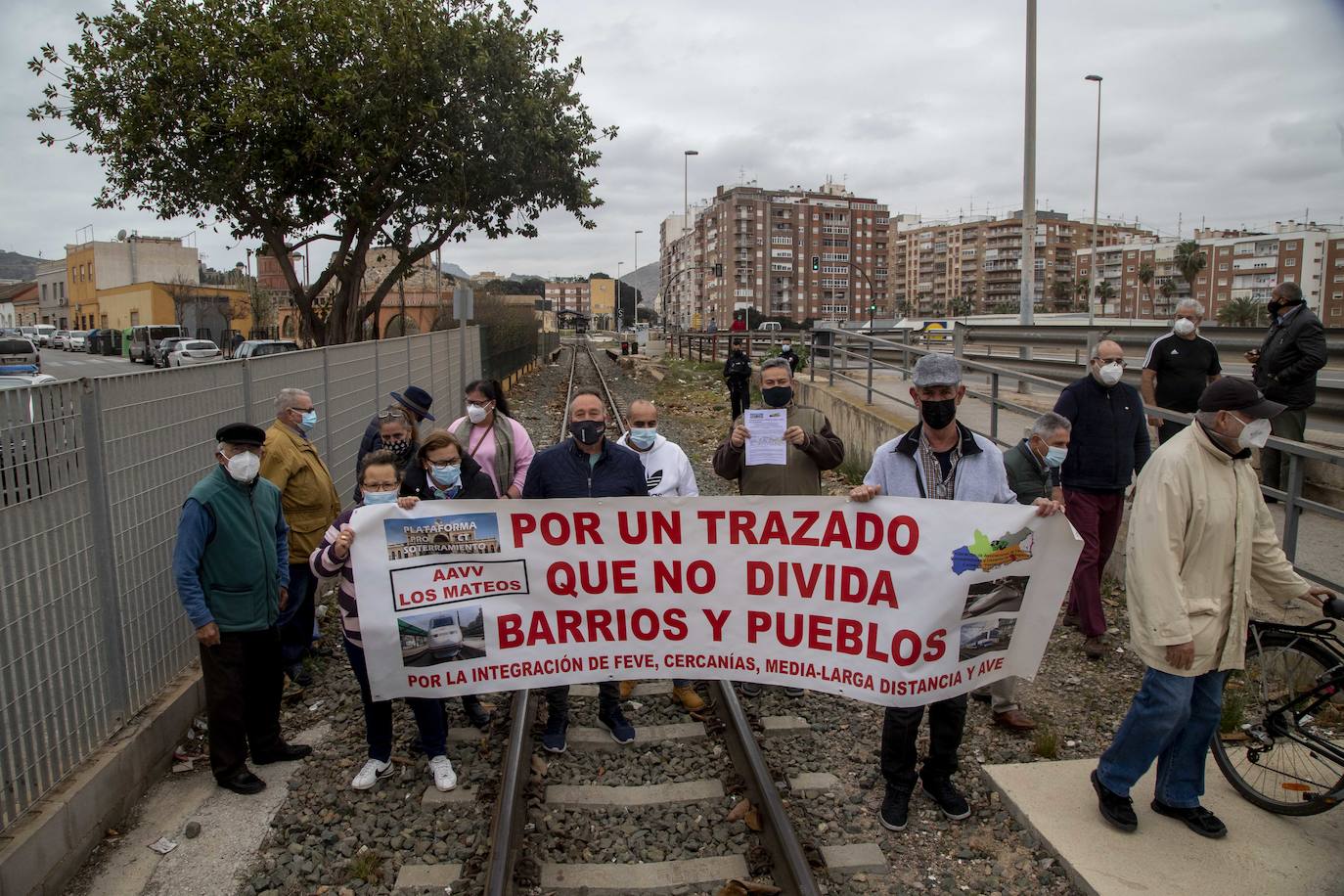 Fotos: Representantes vecinales se concentran en el paso a nivel de Los Mateos para exigir su eliminación