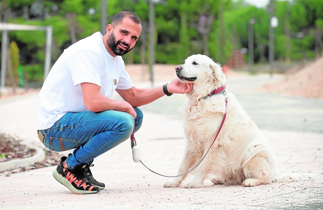 Verza, ayer, junto a su perro Charlie, de la raza Golden, en un zona de monte cercana a su domicilio en Murcia. 
