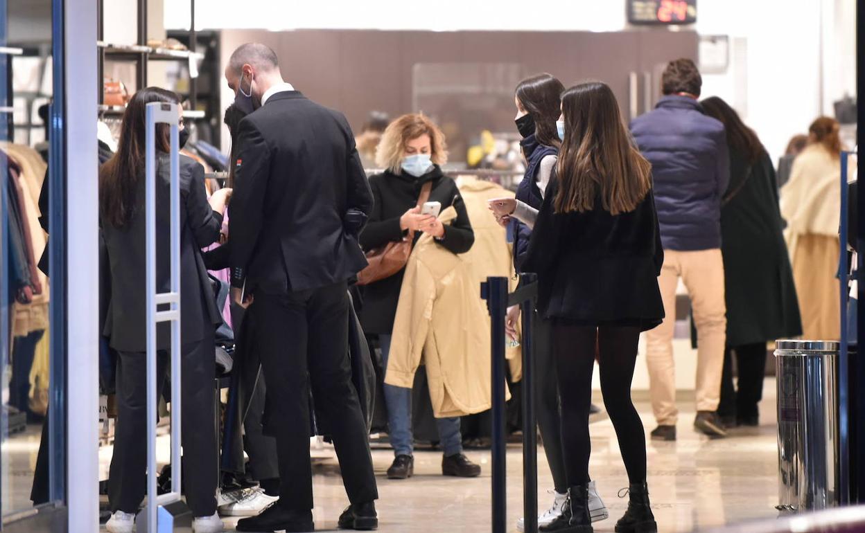 Una imagen de archivo de un comercio lleno de Murcia.