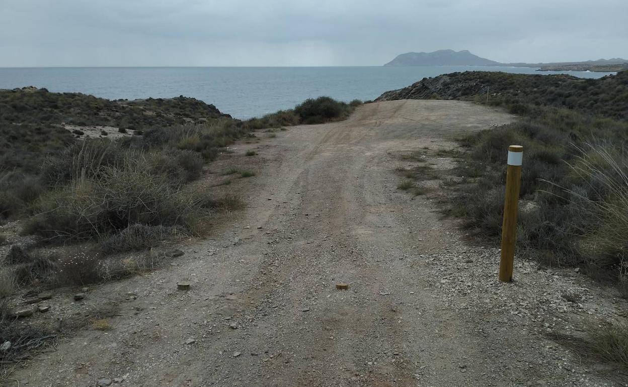 Bolardos cortados en el acceso a la cala de la Junquera (Lorca). Al fondo, Cabo Cope (Águilas).