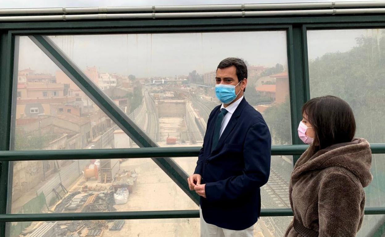 El consejero de Fomento visita las obras de soterramiento. 