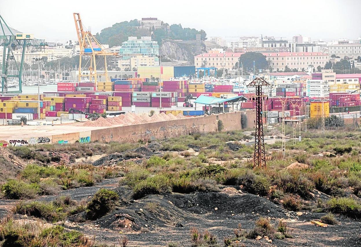 Residuos en los antiguos terrenos de Peñarroya, en Santa Lucía. 