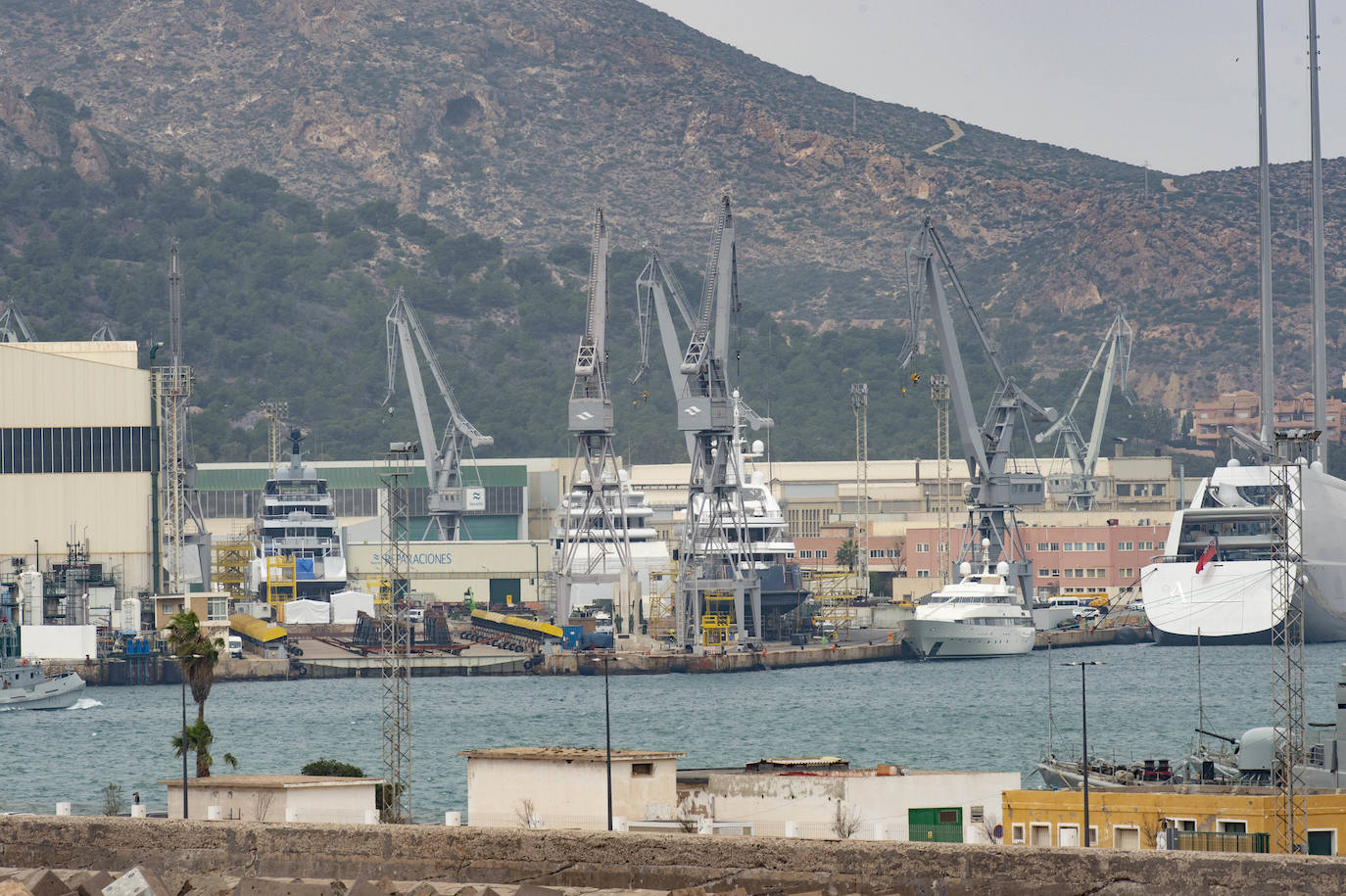 Fotos: Navantia contrata a 160 obreros externos para la reparación de seis megayates