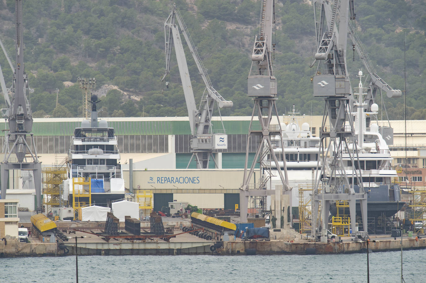 Fotos: Navantia contrata a 160 obreros externos para la reparación de seis megayates