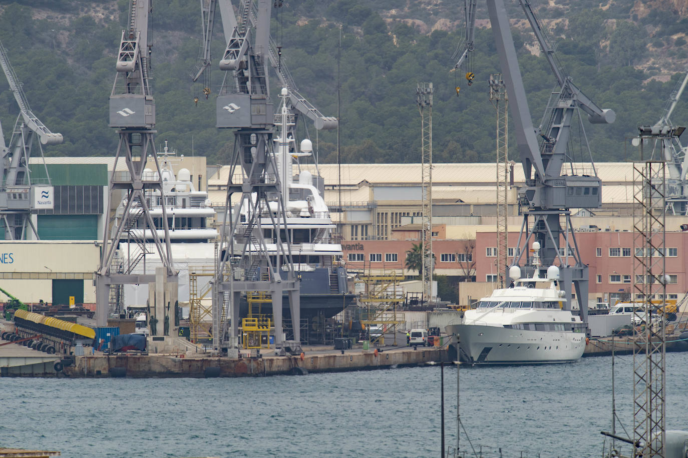 Fotos: Navantia contrata a 160 obreros externos para la reparación de seis megayates