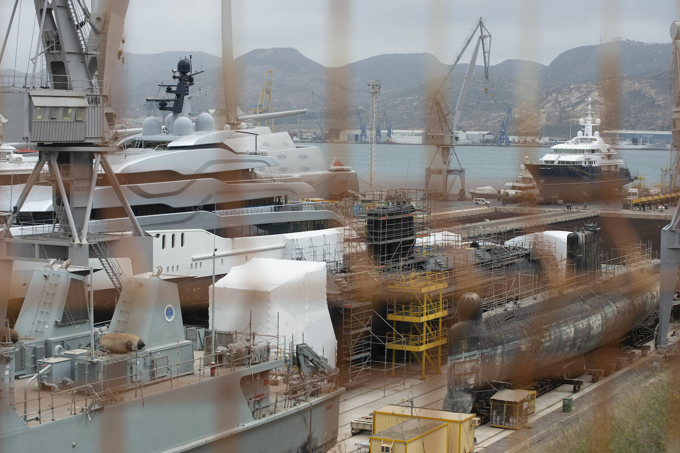 Fotos: Navantia contrata a 160 obreros externos para la reparación de seis megayates