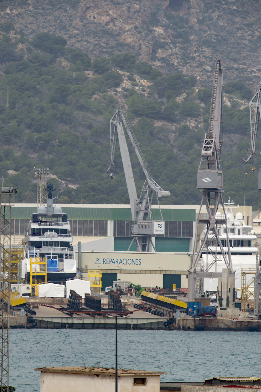 Fotos: Navantia contrata a 160 obreros externos para la reparación de seis megayates