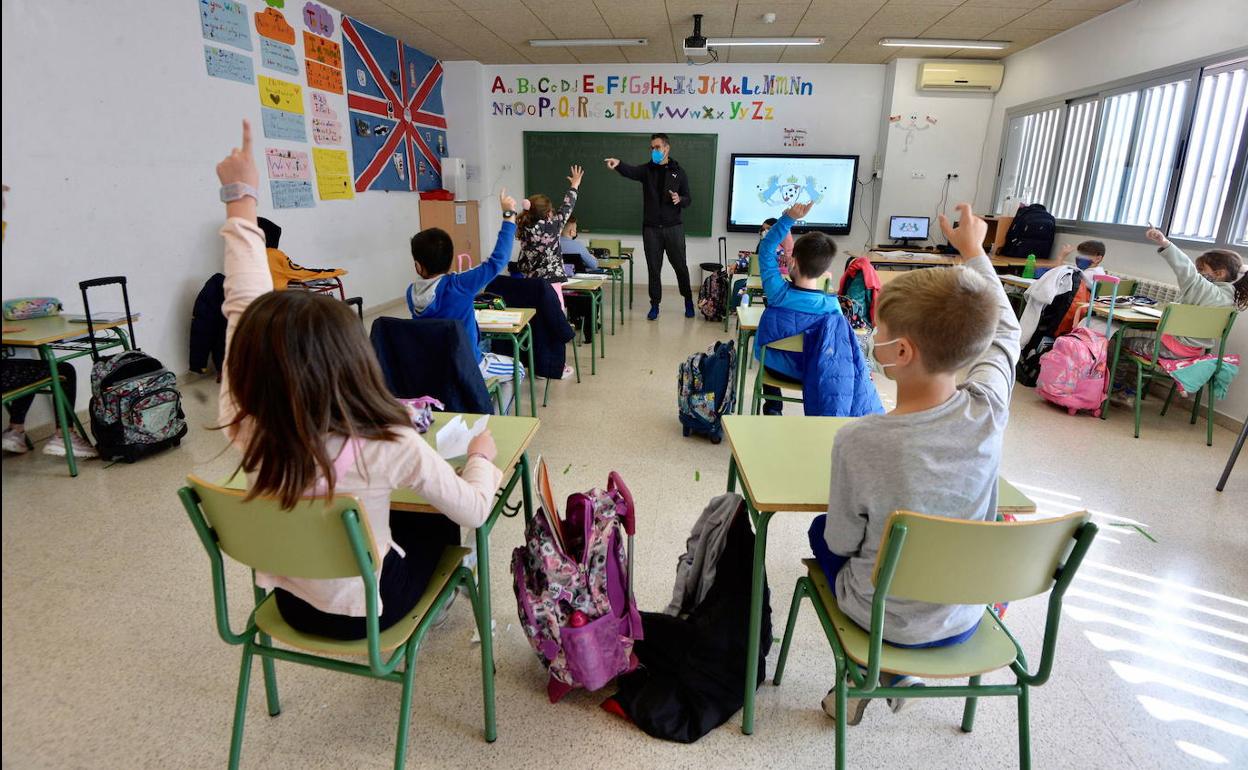 Un profesor imparte clase en un colegio de Murcia, en una fotografía de archivo.