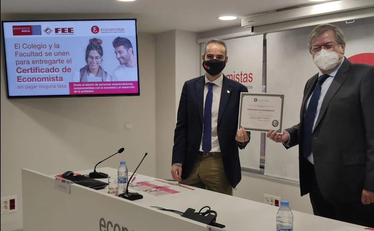 El decano del Colegio de Economistas y el de la Facultad de Economía y Empresa de la UMU en la firma del convenio. 