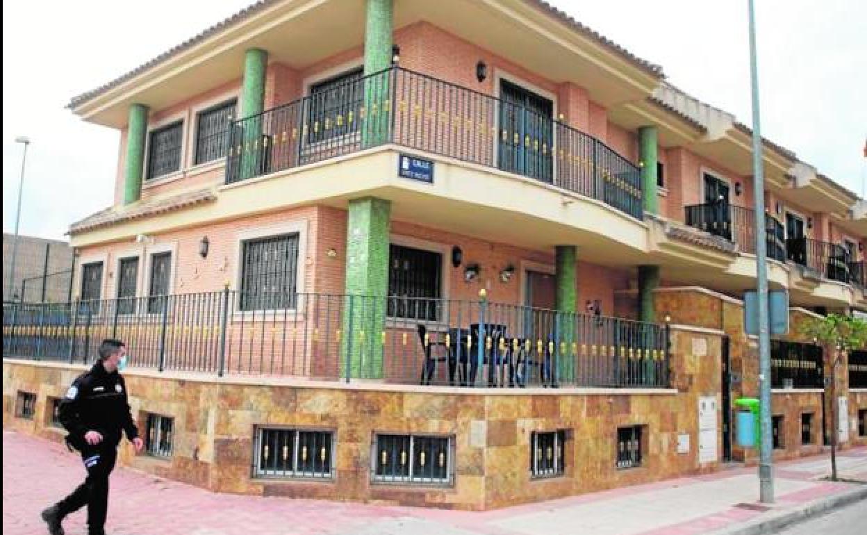 Nave ocupada con pintadas del movimiento Okupa en la fachada, en Murcia, en una imagen de archivo. 