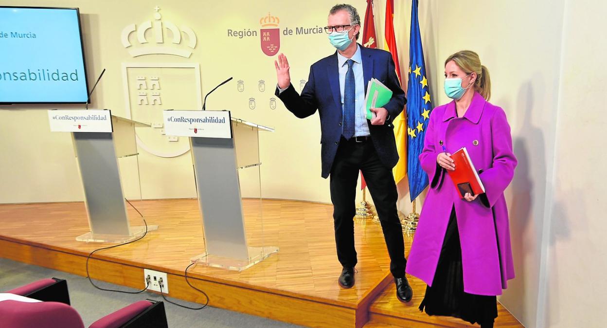 Los consejeros de Salud, Juan José Pedreño, y de Empresa, Ana Martínez Vidal, ayer, en la sala de prensa de San Esteban. 