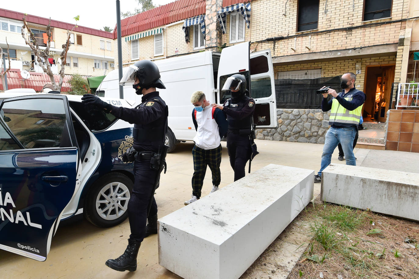 Fotos: Redada en una vivienda de Los Rosales culmina con la incautación de 200 plantas de marihuana