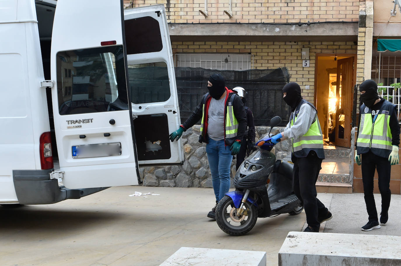 Fotos: Redada en una vivienda de Los Rosales culmina con la incautación de 200 plantas de marihuana