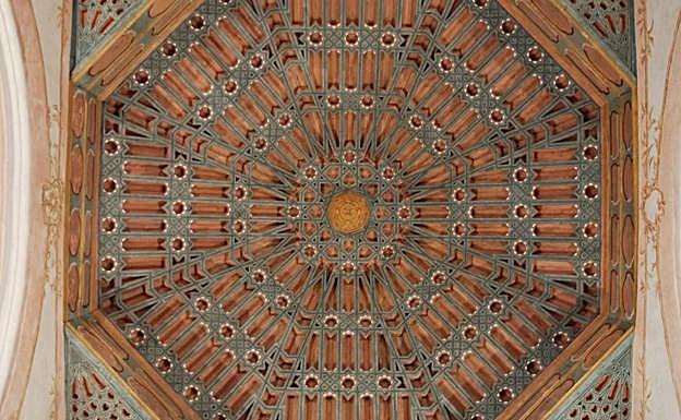 Iglesia de Ntra. Sra. de La Concepción, en Cehegín. Armazón estructural y decorativo con ornamentación de líneas entrecruzadas, formando estrellas de ocho, y figuras poligonales de la lacería con mocárabes.