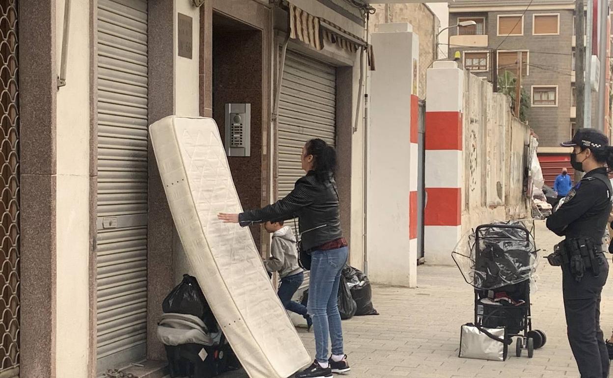 Desalojo de una familia de okupas en Cieza, este sábado.