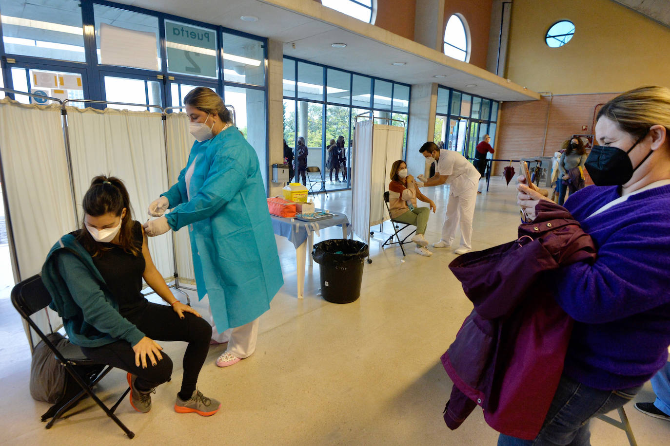 Fotos: Más de 2.700 docentes de la Región de Murcia reciben la primera dosis de la vacuna de Astrazeneca