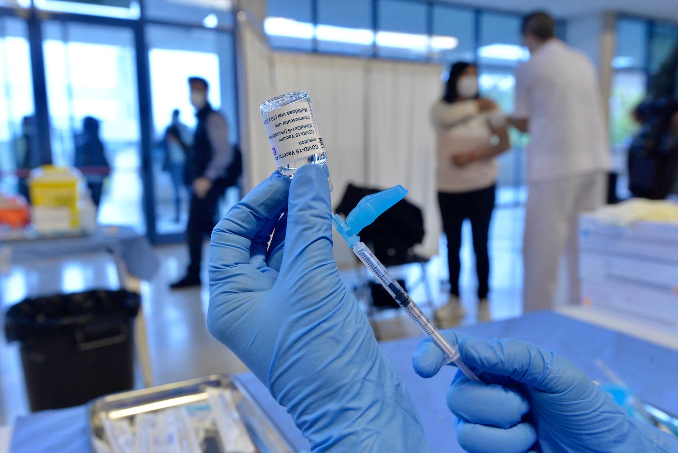 Fotos: Más de 2.700 docentes de la Región de Murcia reciben la primera dosis de la vacuna de Astrazeneca