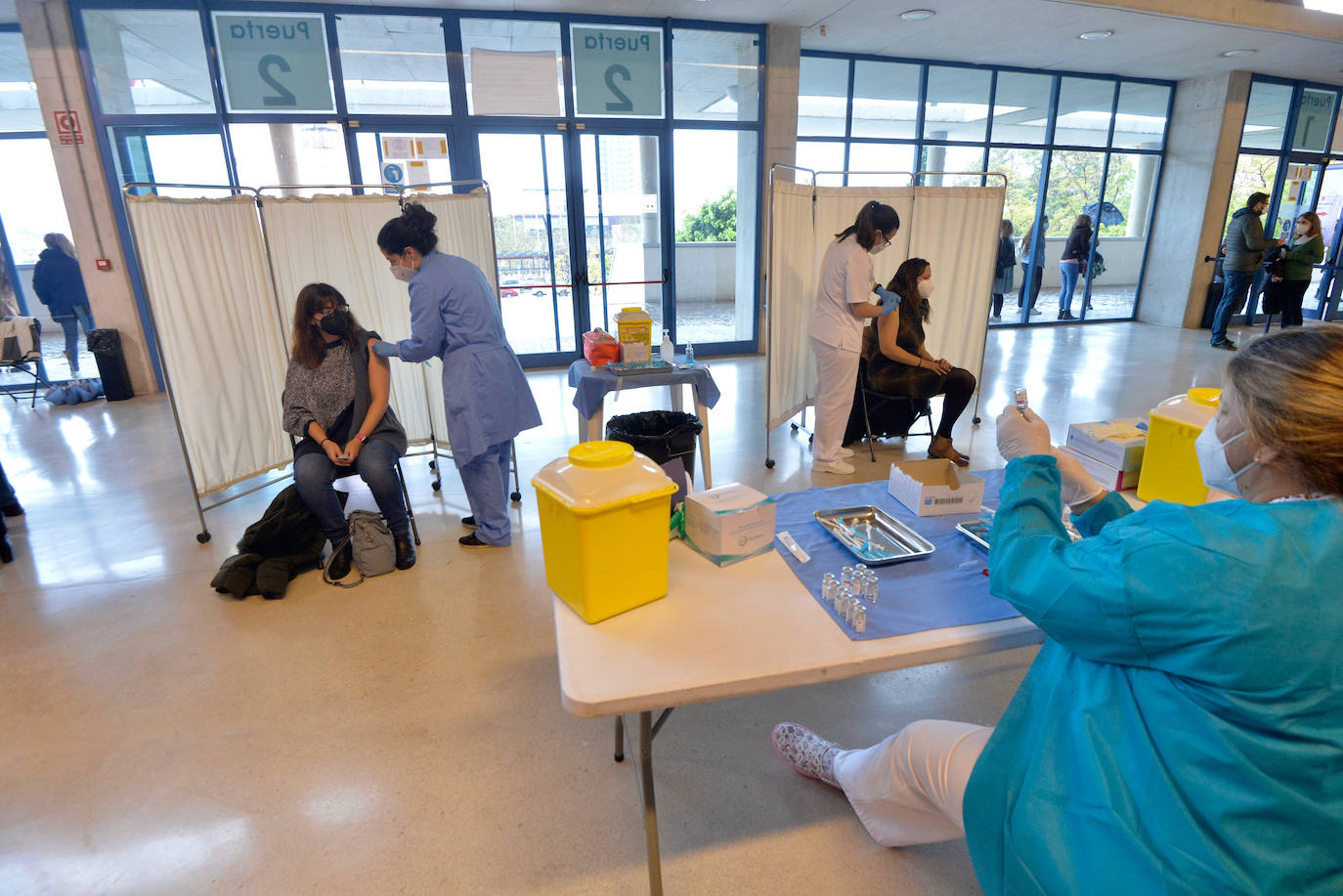 Fotos: Más de 2.700 docentes de la Región de Murcia reciben la primera dosis de la vacuna de Astrazeneca