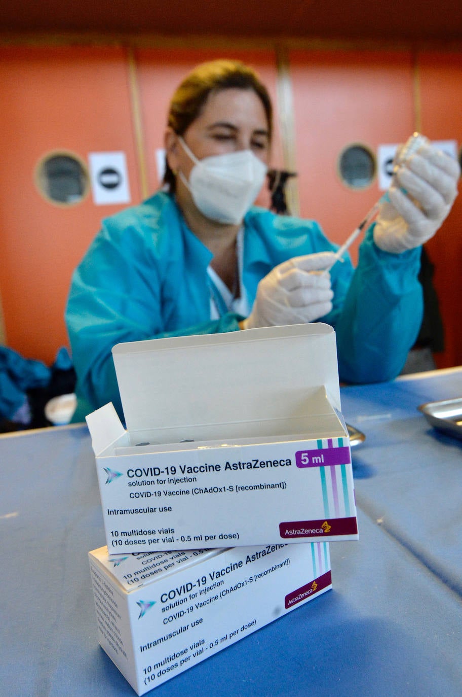 Fotos: Más de 2.700 docentes de la Región de Murcia reciben la primera dosis de la vacuna de Astrazeneca