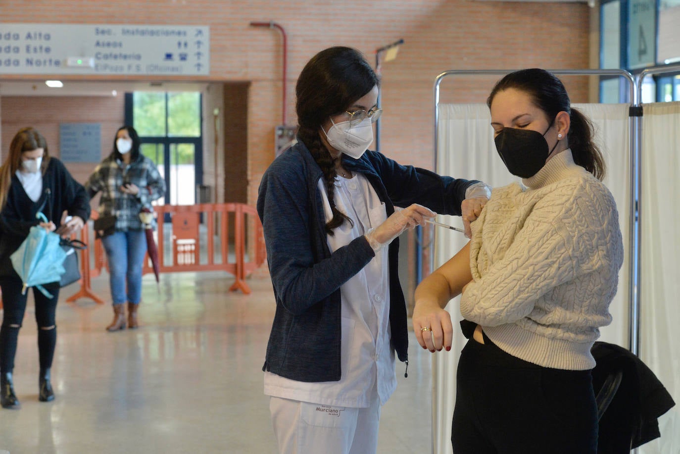 Fotos: Más de 2.700 docentes de la Región de Murcia reciben la primera dosis de la vacuna de Astrazeneca