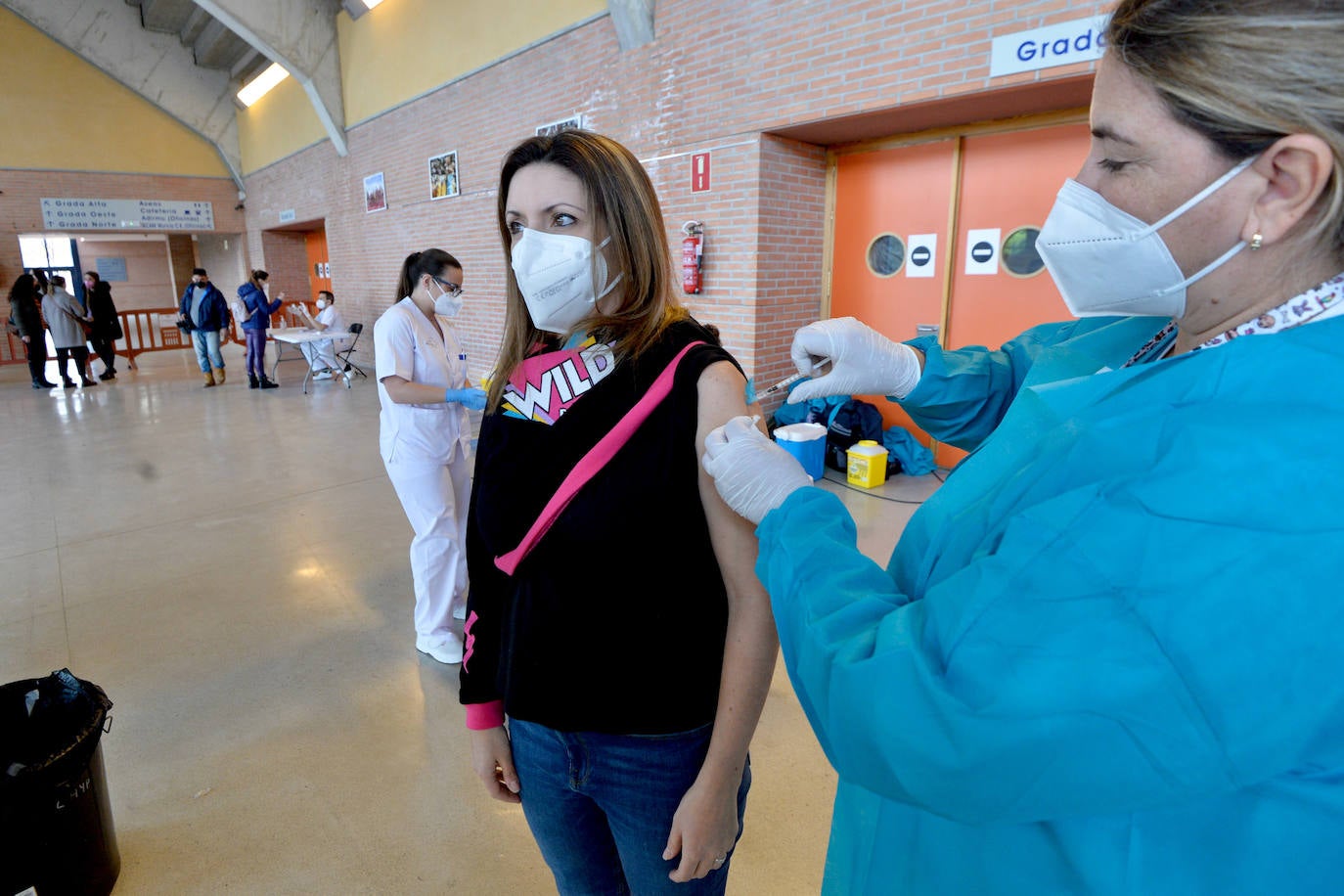 Fotos: Más de 2.700 docentes de la Región de Murcia reciben la primera dosis de la vacuna de Astrazeneca