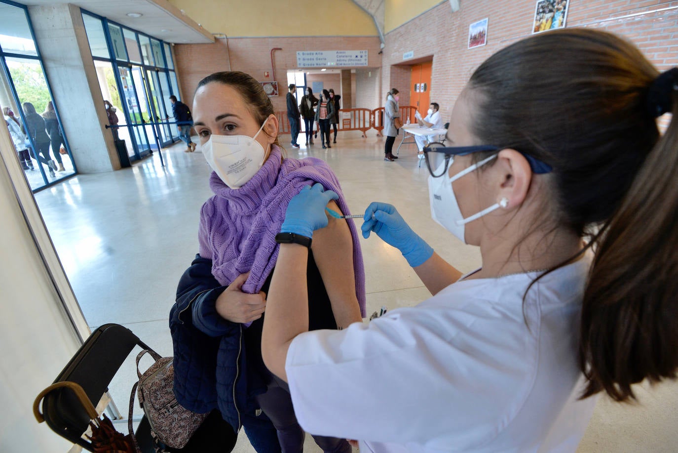 Fotos: Más de 2.700 docentes de la Región de Murcia reciben la primera dosis de la vacuna de Astrazeneca