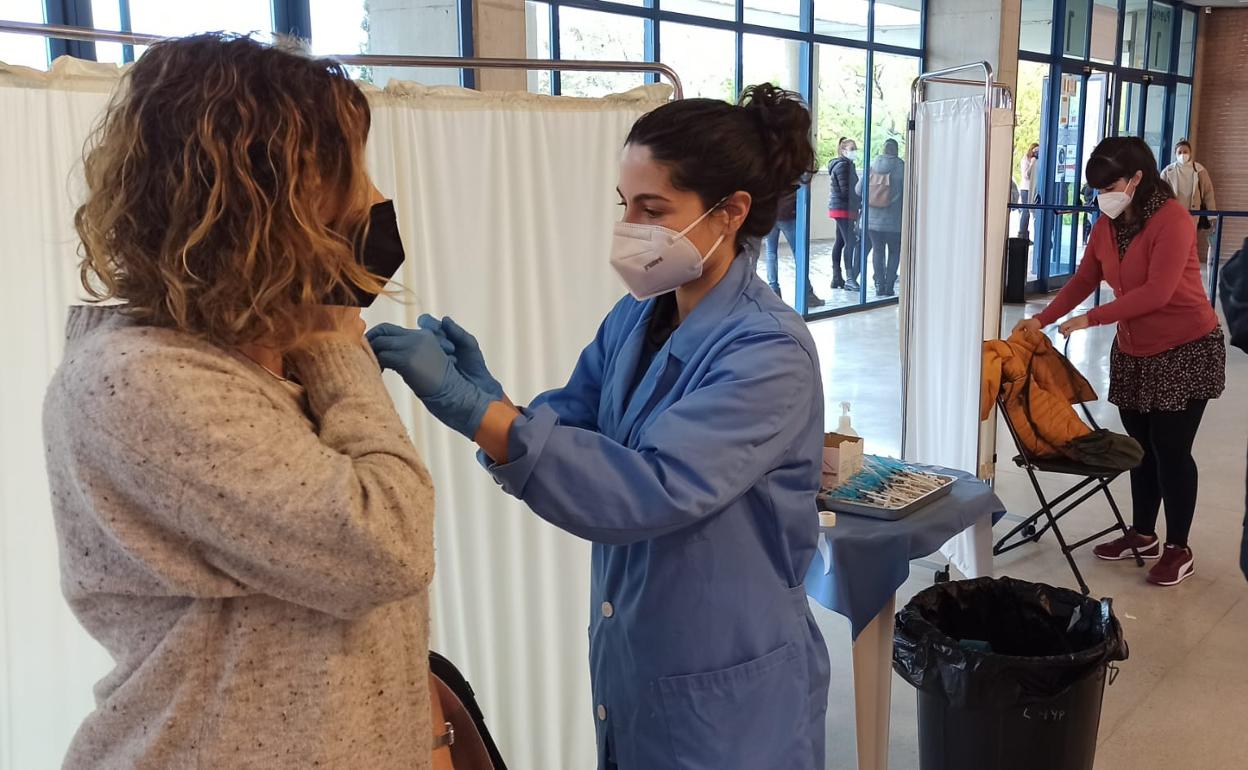 Inicio de la vacunación de los docentes murcianos, este domingo.