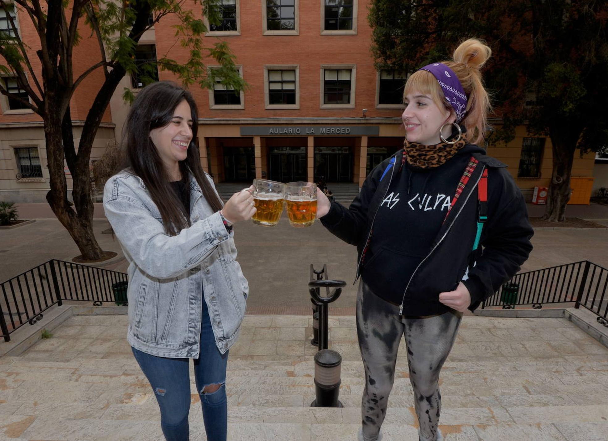 María Cánovas y Sabina Avilés, con dos jarras 'modo alemán', en la puerta de La Merced. 