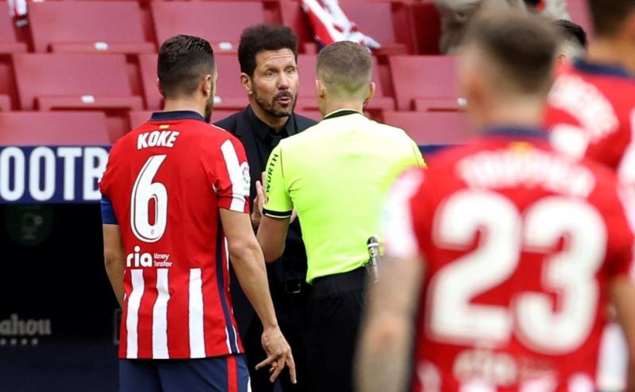 Hernández Hernández dialoga con Simeone.