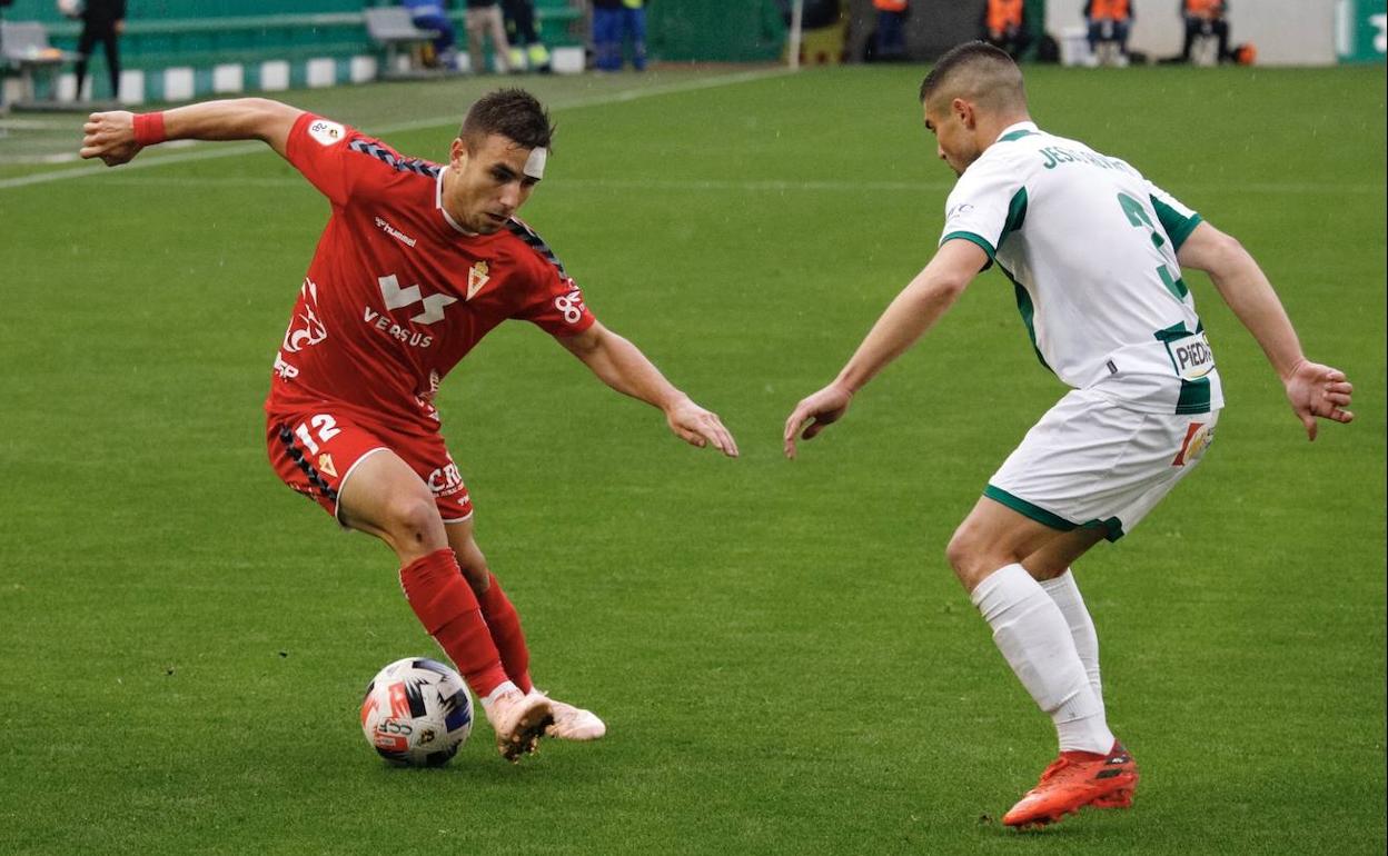 Carrillo trata de sortear a un rival, este domingo ante el Córdoba.