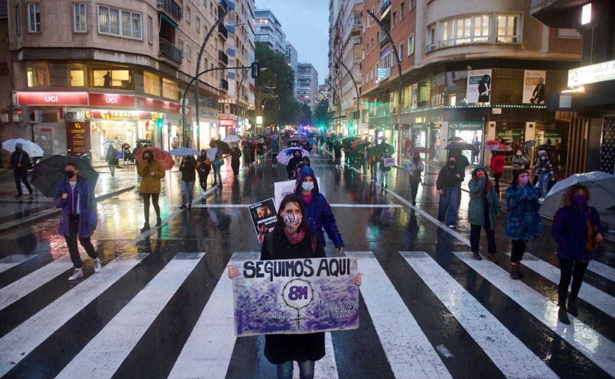 Participantes en la marcha que aglutinó todas las convocatorias, recorriendo la Gran Vía de Murcia.