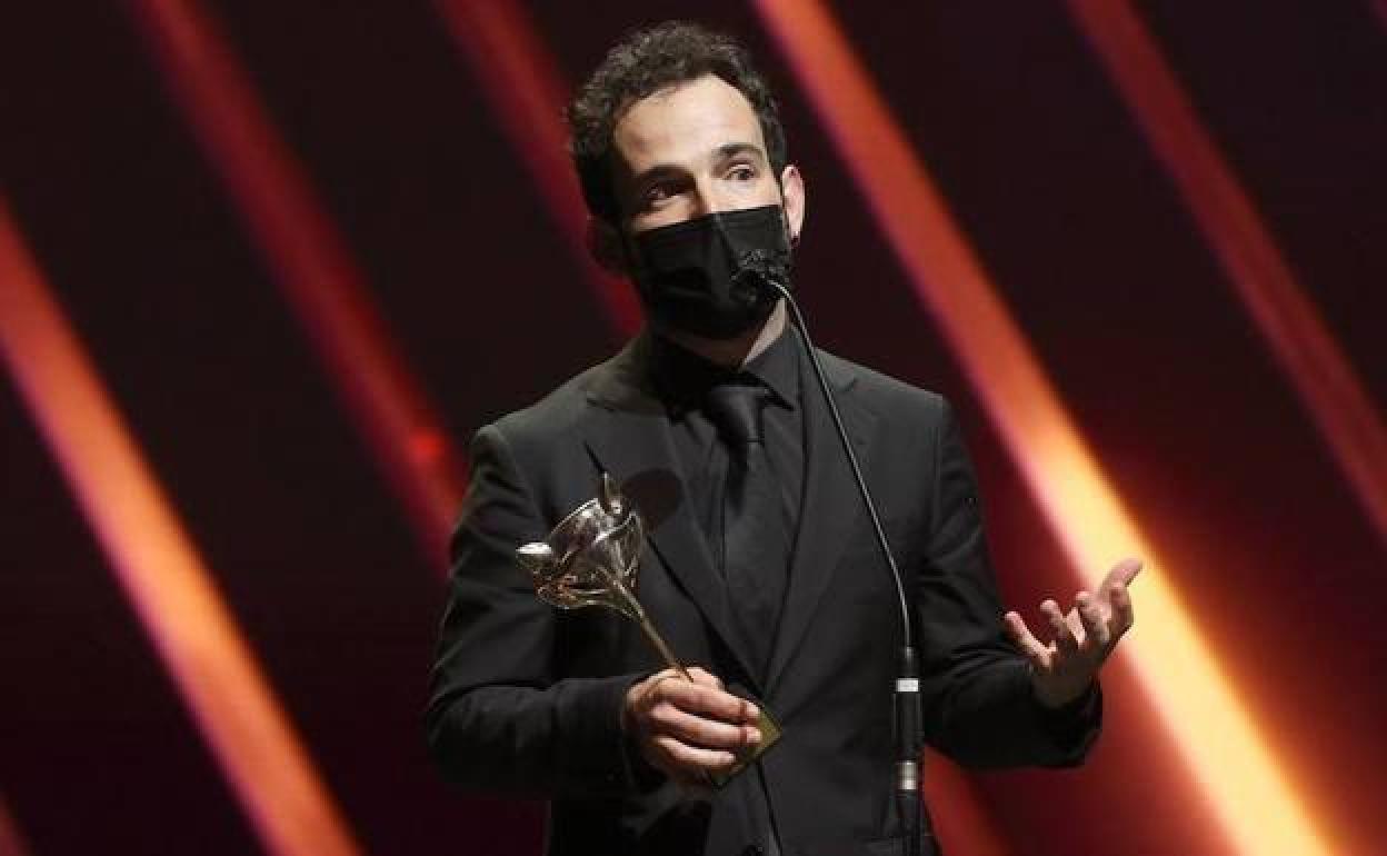 Luis López Carrasco director de 'El año del descubrimiento' recogiendo el premio Feroz.