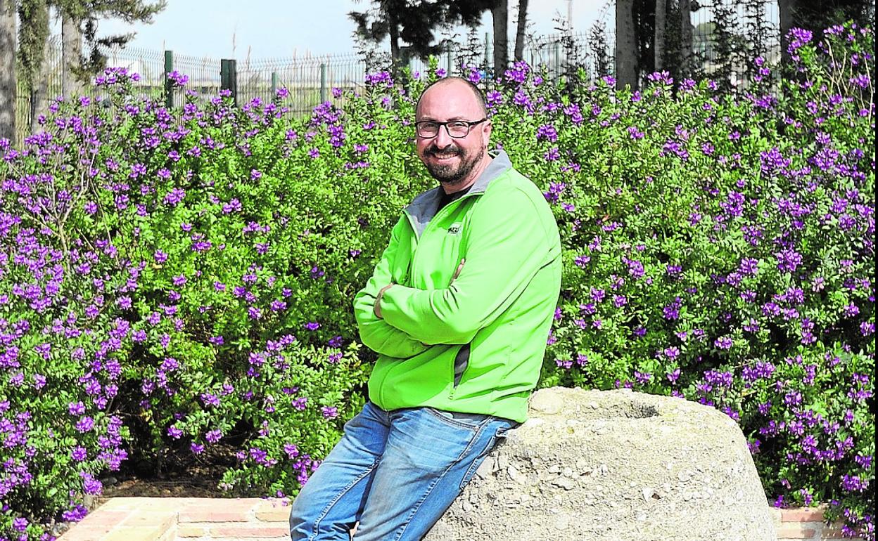 José Abellán Carrión, en un jardín hecho por su empresa en la Contraparada. 