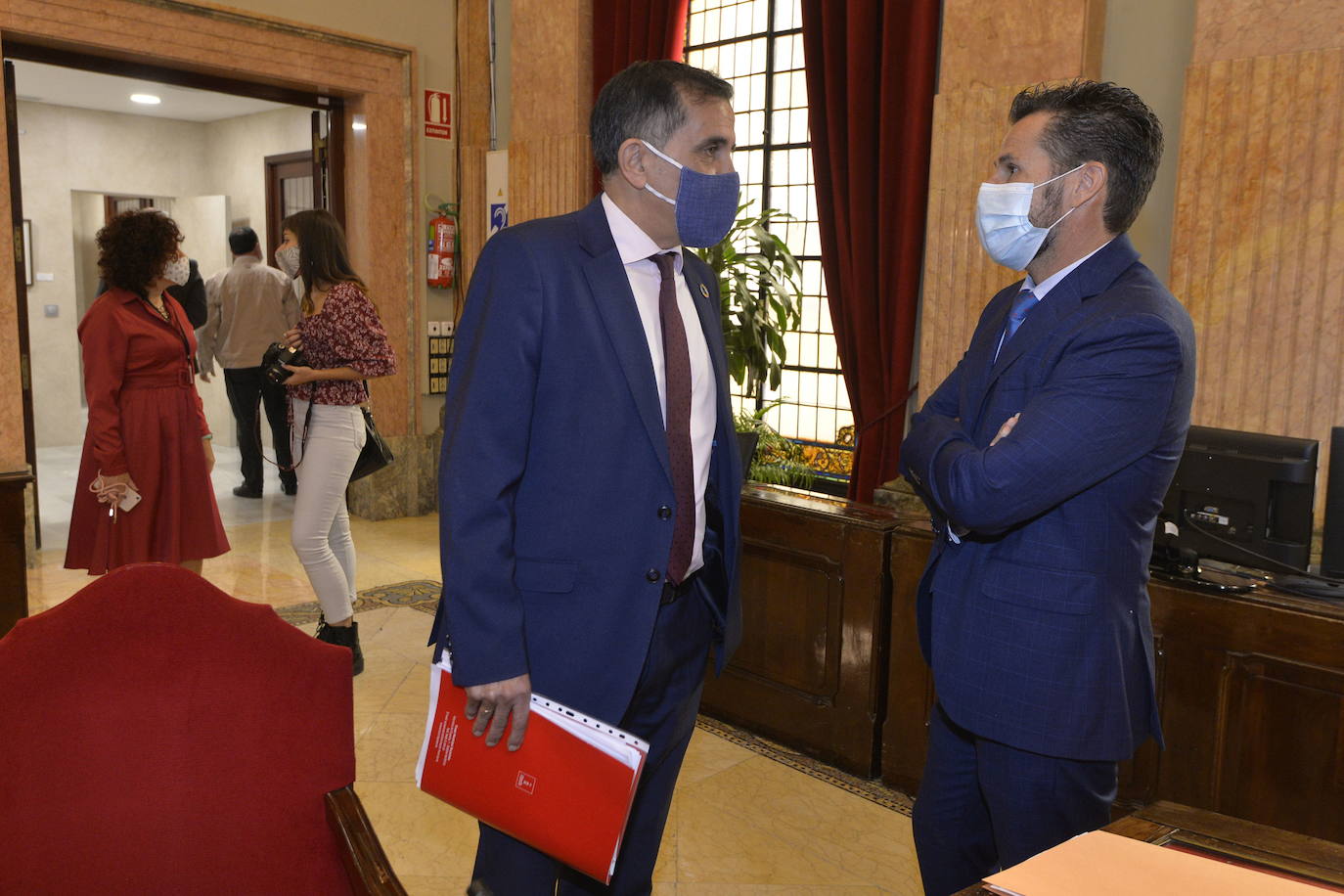 José Antonio Serrano (PSOE) y Mario Gómez, en un Pleno del Ayuntamiento de Murcia.