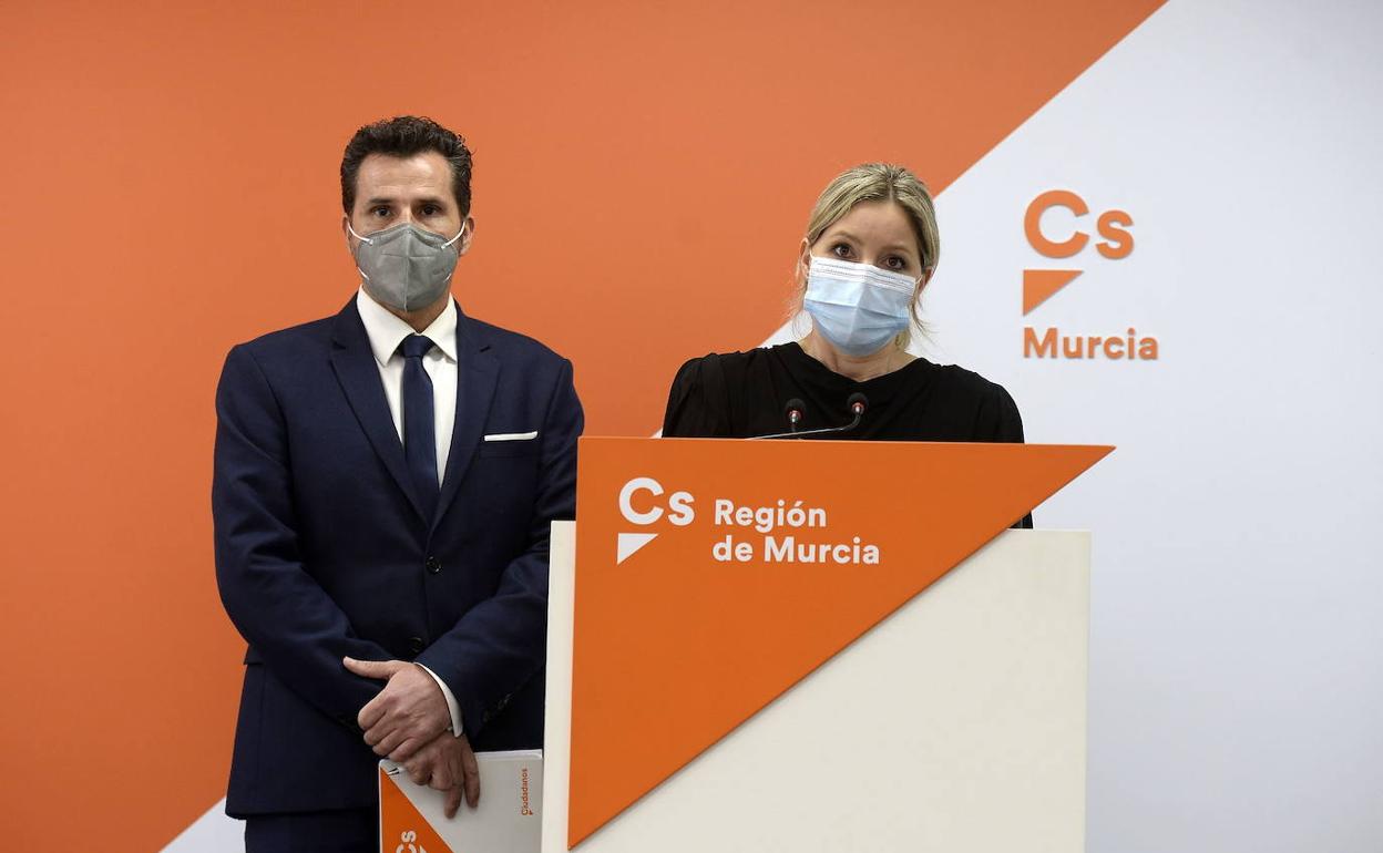 Ana Martínez Vidal y Mario Gómez, durante la rueda de prensa de ayer en la sede de Ciudadanos.