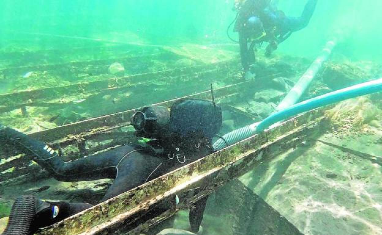 Dos arqueólogos supervisan el estado de conservación del 'Mazarrón II, en mayo de 2020. 