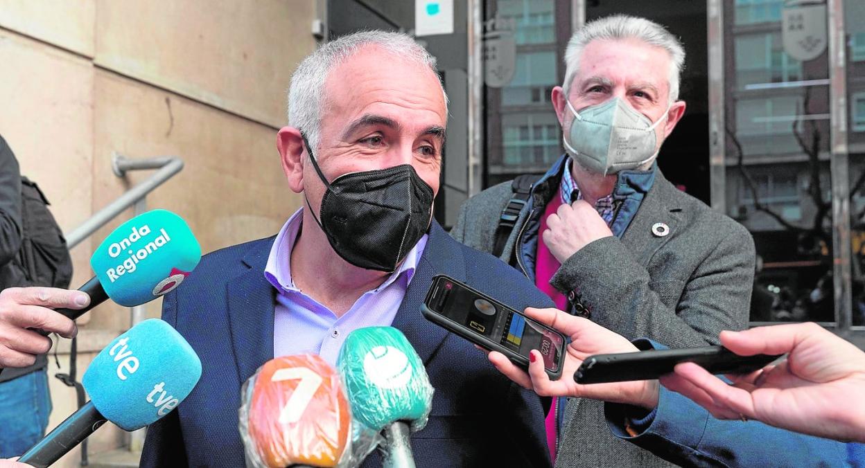 Los diputados socialistas Martínez Baños y Peñalver, el 12 de febrero en la puerta de la Consejería, tras revisar los listados de vacunación. 