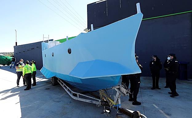 La embarcación semisumergible incautada.