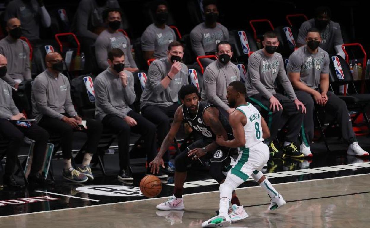 Kyrie Irving (i), durante el partido contra los Celtics de Boston. 