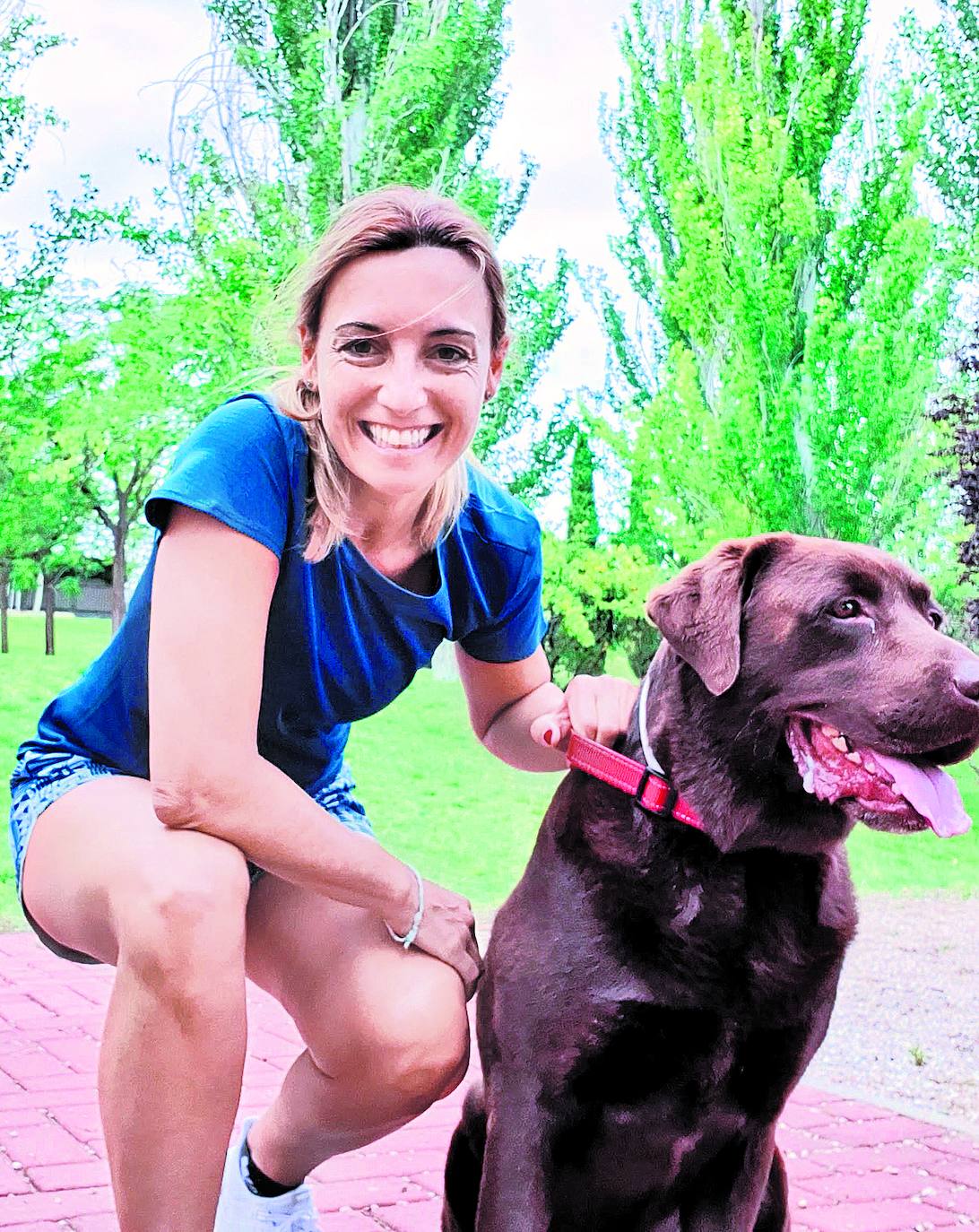 Patricia posa con su perro labrador 'Vueltas', con el que sale a correr por las mañanas.